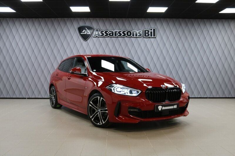 Röd Begagnad 2021 BMW 118 M Sport Halvkombi | 269 900 kr (Marknadspris) - Bild 1/3