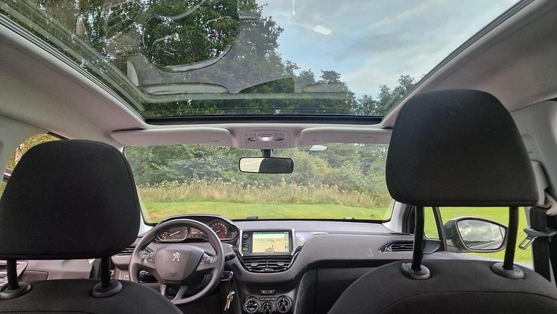 Grå Begagnad 2013 Peugeot 208 Halvkombi | 43 600 kr (Bra pris) - Bild 1/4