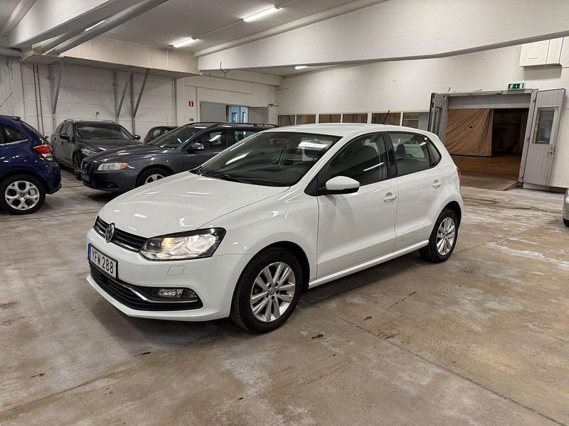 Vit Begagnad 2016 VW Polo Halvkombi | 139 900 kr (Marknadspris) - Bild 1/4