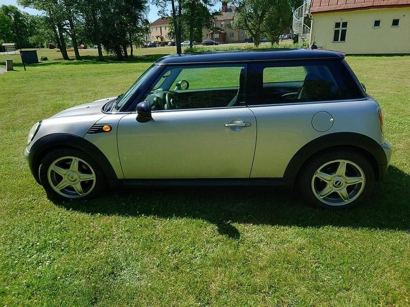 Grå Begagnad 2008 Mini Cooper Pepper Halvkombi | 44 000 kr (Marknadspris) - Bild 1/4