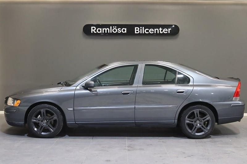 Grå Begagnad 2006 Volvo S60 Dynamic Sedan | 39 900 kr (Marknadspris) - Bild 1/4