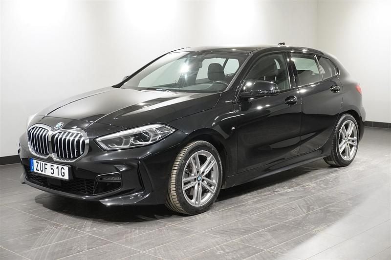 Safirsvart metallic Begagnad 2019 BMW 118 M Sport Halvkombi | 224 900 kr (Marknadspris) - Bild 1/4