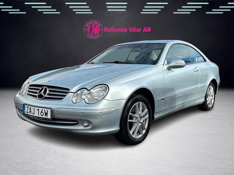 Ljusblå Begagnad 2005 Mercedes CLK320 Sportkupé | 44 900 kr (Marknadspris) - Bild 1/4