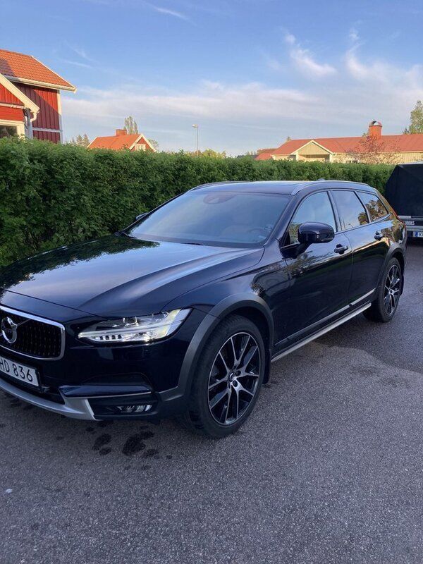 Blå Begagnad 2017 Volvo V90 CC Inscription Kombi | 310 000 kr (Marknadspris) - Bild 1/4