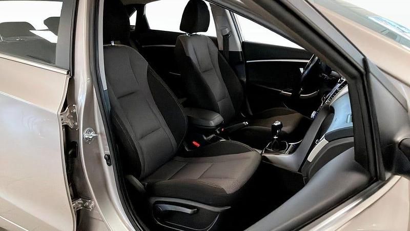 Begagnad Hyundai i30 Comfort 110 HK (80 kW) 2016 Brun Halvkombi