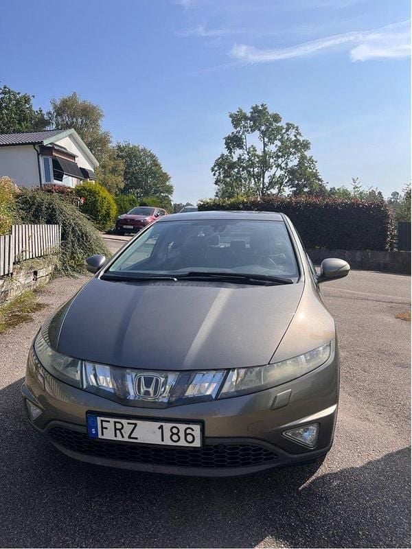 Grå Begagnad 2008 Honda Civic Sport Halvkombi | 32 900 kr (Marknadspris) - Bild 1/4
