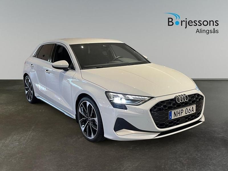 Vit Begagnad 2025 Audi A3 Sportback Proline Halvkombi | 368 900 kr (Dyr) - Bild 1/4