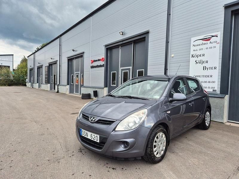 Mörkgrå Begagnad 2012 Hyundai i20 Select Halvkombi | 34 900 kr (Marknadspris) - Bild 1/4