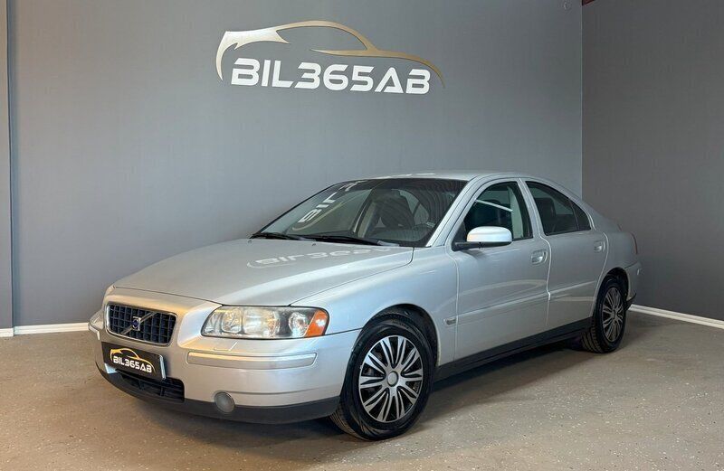 Ljusgrå (grå) Begagnad 2006 Volvo S60 Kinetic Sedan | 44 900 kr (Marknadspris) - Bild 1/4