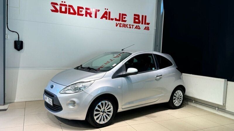 Grå Begagnad 2011 Ford Ka Titanium Halvkombi | 39 900 kr (Lite dyr) - Bild 1/4