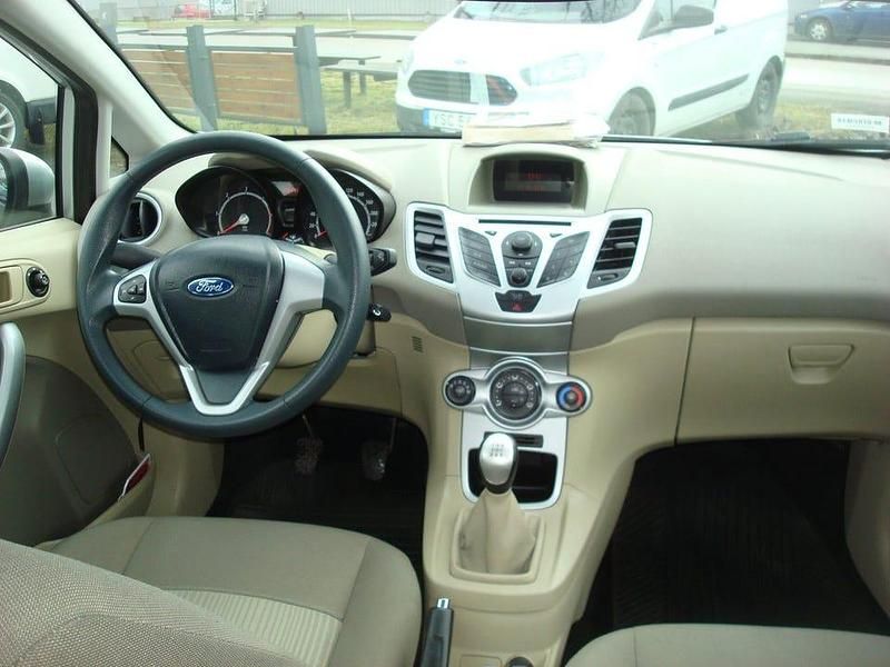 Grå Begagnad 2013 Ford Fiesta Halvkombi | 74 900 kr (Lite dyr) - Bild 1/4