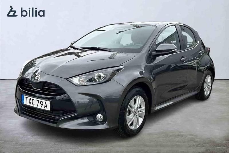 Grå Ny 2025 Toyota Yaris Hybrid Active Halvkombi | 271 800 kr (Marknadspris) - Bild 1/1