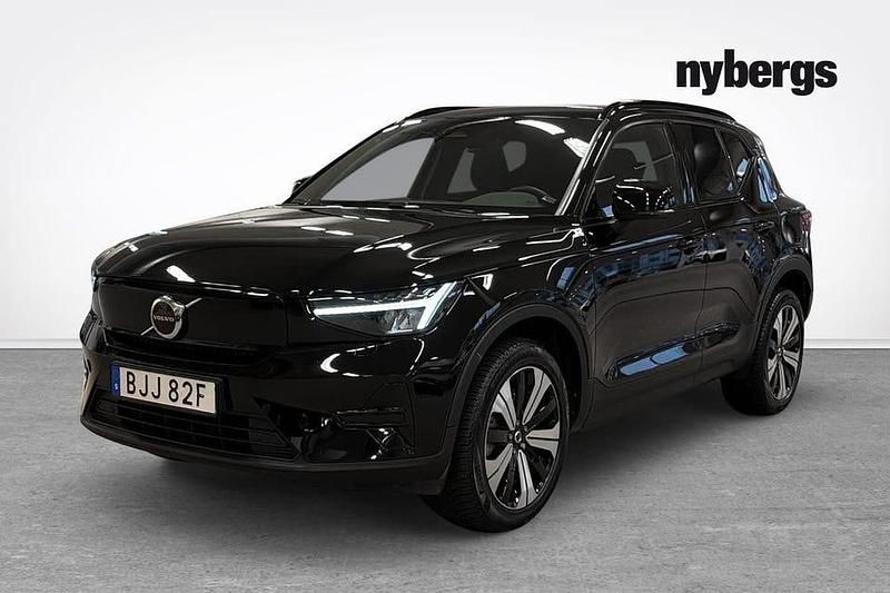 Svart Begagnad 2023 Volvo XC40 Core SUV | 309 000 kr (Marknadspris) - Bild 1/4