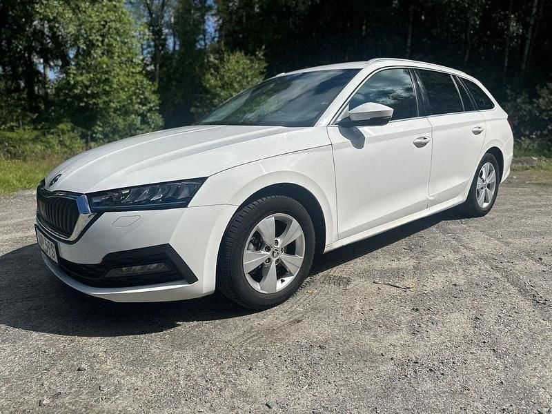 Vit Begagnad 2021 Skoda Octavia Kombi | 149 900 kr (Marknadspris) - Bild 1/4