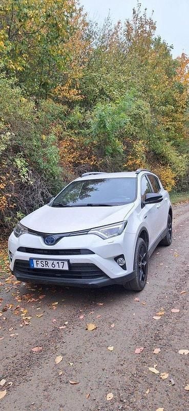 Vit Begagnad 2018 Toyota RAV4 Hybrid Edition SUV | 220 000 kr (Marknadspris) - Bild 1/4