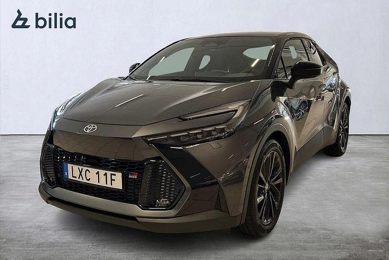 Grå Begagnad 2024 Toyota C-HR Comfort SUV | 499 900 kr (Dyr) - Bild 1/4