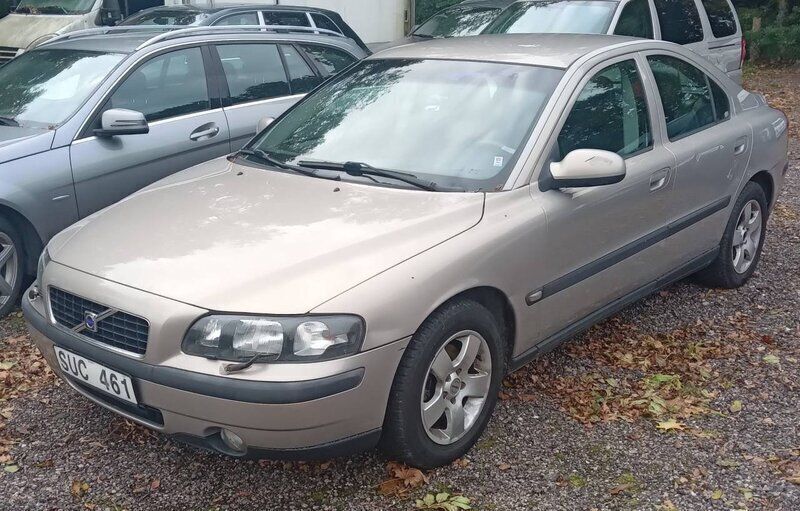Ljusbrun Begagnad 2001 Volvo S60 Sedan | 35 000 kr (Lite dyr) - Bild 1/4