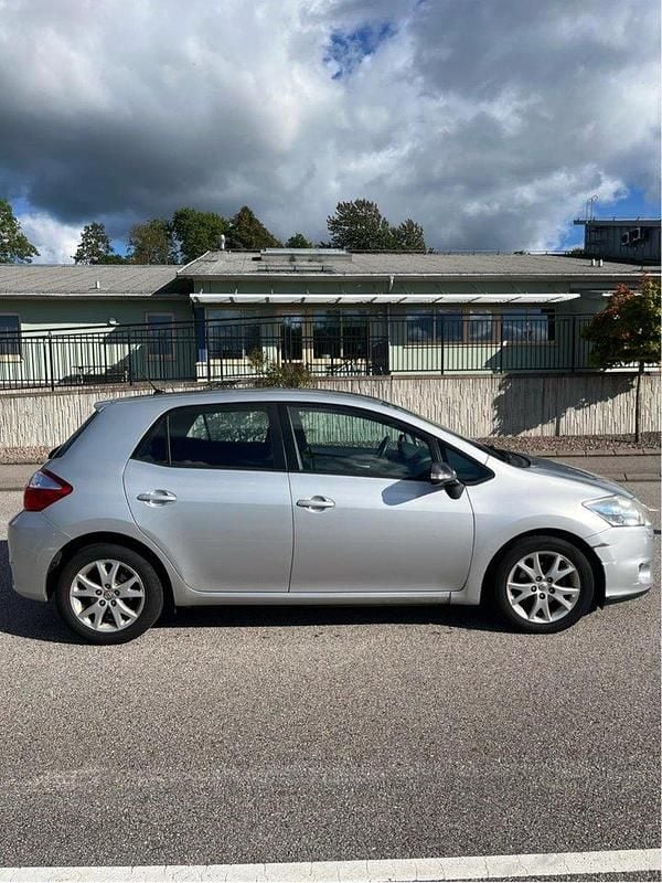 Silver Begagnad 2012 Toyota Auris Plus Halvkombi | 53 000 kr (Bra pris) - Bild 1/4