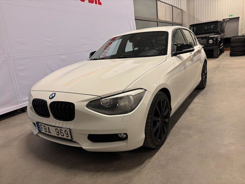Vit Begagnad 2011 BMW 116 Halvkombi | 99 900 kr (Dyr) - Bild 1/4