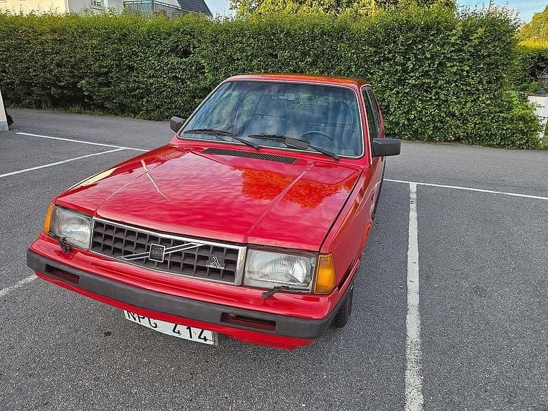 Röd Begagnad 1988 Volvo 360 Sedan | 49 900 kr - Bild 1/4