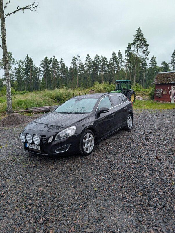 Svart Begagnad 2011 Volvo V60 Kombi | 79 000 kr (Marknadspris) - Bild 1/4
