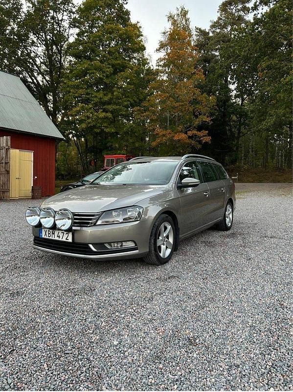 Brun Begagnad 2014 VW Passat Kombi | 74 000 kr (Marknadspris) - Bild 1/4