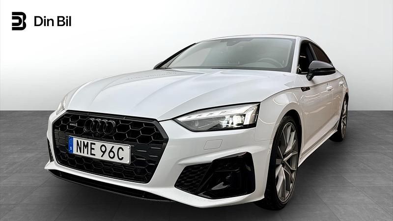 Vit Begagnad 2023 Audi A5 Sportback Competition Halvkombi | 439 000 kr (Bra pris) - Bild 1/4