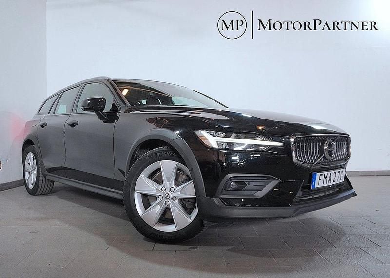 Svart Begagnad 2020 Volvo V60 CC Momentum Kombi | 339 900 kr (Marknadspris) - Bild 1/4