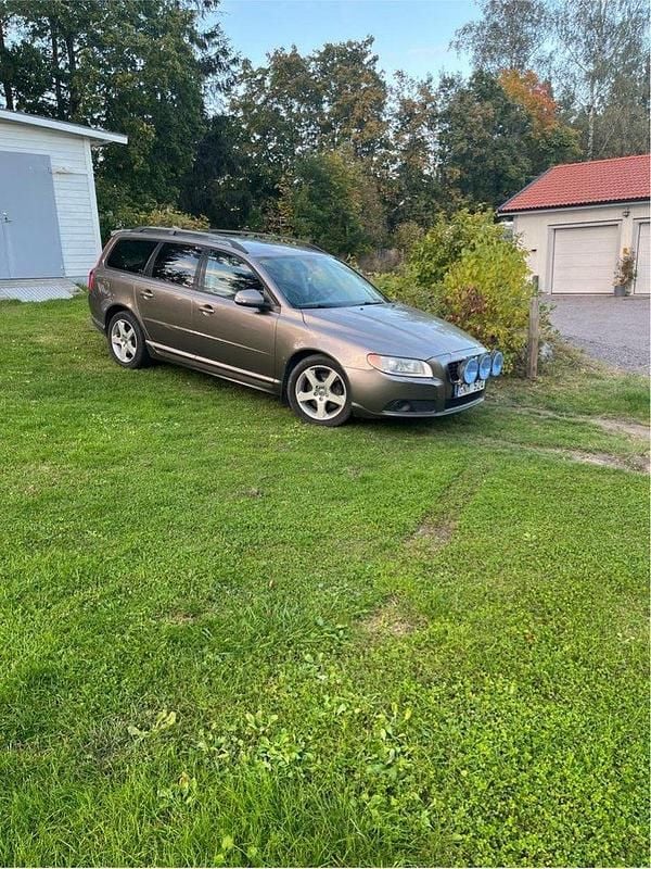 Grå Begagnad 2008 Volvo V70 Momentum Kombi | 45 000 kr (Superpris) - Bild 1/3