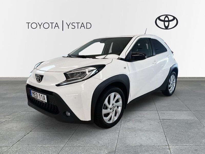 Vit Begagnad 2022 Toyota Aygo X-play Halvkombi | 174 000 kr (Marknadspris) - Bild 1/3