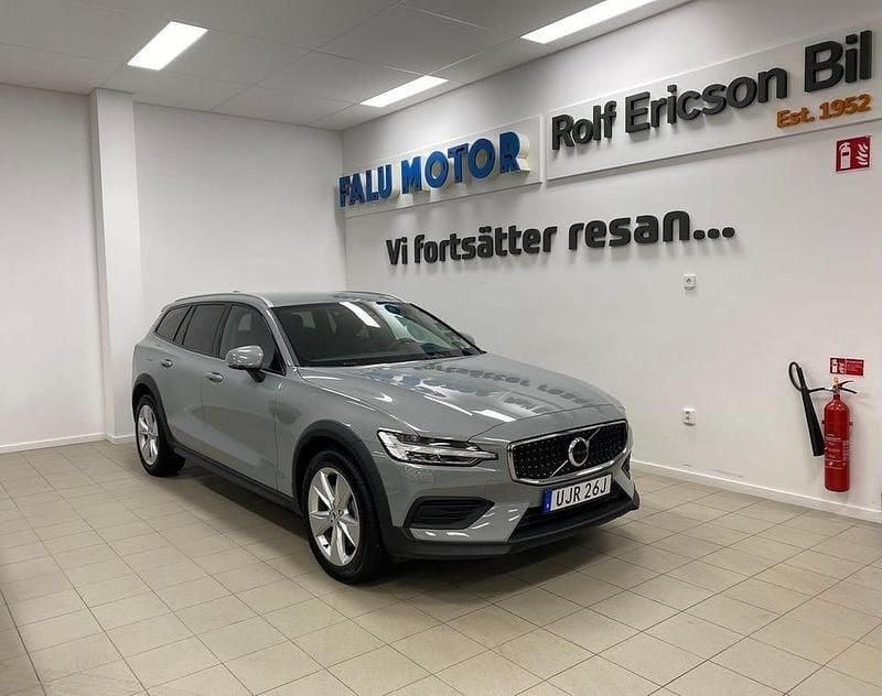 Grå Begagnad 2024 Volvo V60 CC Core Kombi | 409 500 kr (Bra pris) - Bild 1/4