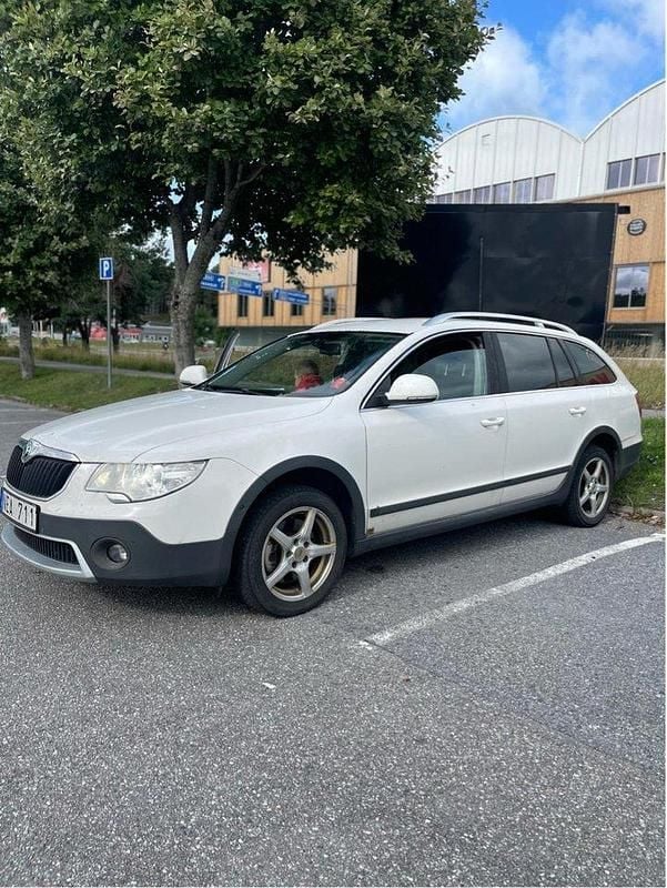 Vit Begagnad 2013 Skoda Superb Elegance Kombi | 45 000 kr (Superpris) - Bild 1/4