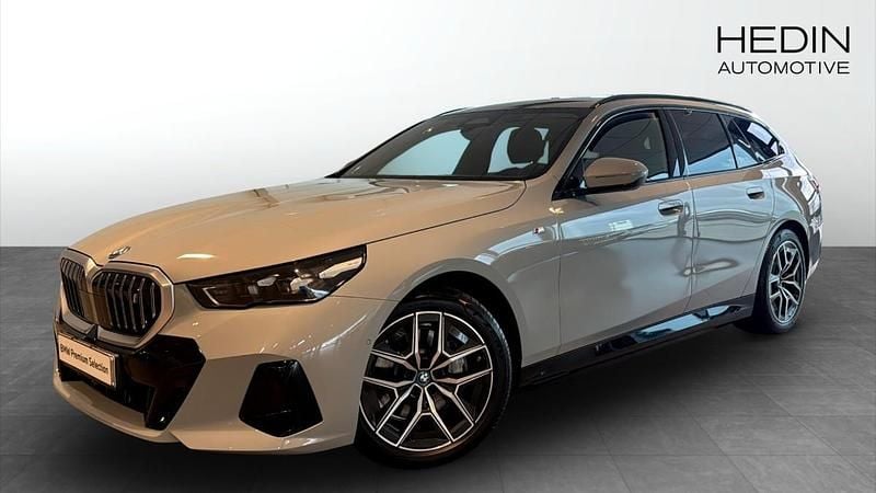 Grå (grey) Begagnad 2025 BMW i5 M Sport Sedan | 698 700 kr - Bild 1/4