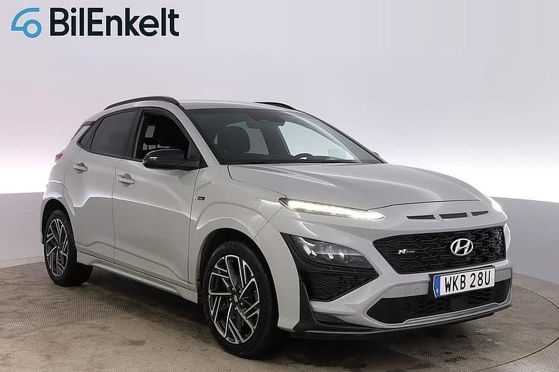 Grå Begagnad 2021 Hyundai Kona N Line SUV | 248 900 kr (Dyr) - Bild 1/4