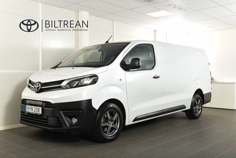 Icy white Begagnad 2023 Toyota Proace Comfort Van | 359 900 kr (Marknadspris) - Bild 1/4