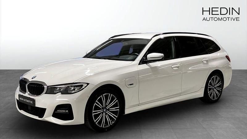 Vit Begagnad 2022 BMW 330 M Sport Kombi | 282 700 kr (Superpris) - Bild 1/4