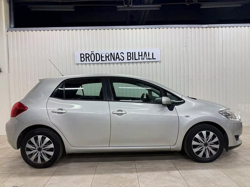Begagnad Toyota Auris 124 HK (91 kW) 2007 Silver Halvkombi