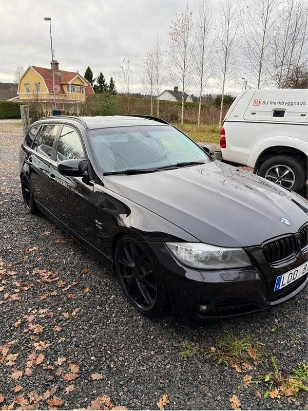 Svart Begagnad 2011 BMW 320 Kombi | 75 000 kr (Marknadspris) - Bild 1/4