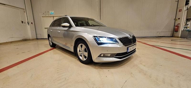 Silver Begagnad 2019 Skoda Superb LAURIN & KLEMENT Kombi | 220 000 kr (Bra pris) - Bild 1/4