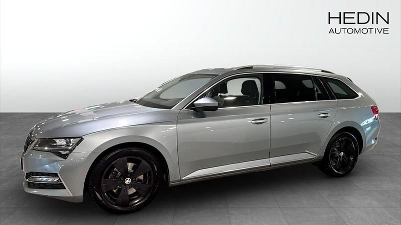 Grå (silver) Begagnad 2020 Skoda Superb Kombi | 259 900 kr (Marknadspris) - Bild 1/4