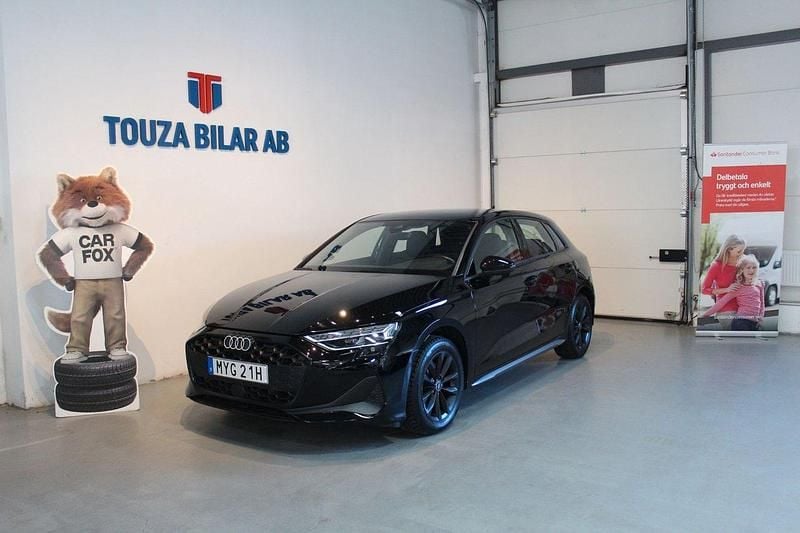 Svart Begagnad 2025 Audi A3 Sportback Advanced Halvkombi | 324 000 kr (Lite dyr) - Bild 1/4