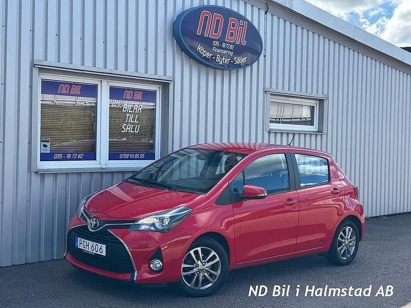 Röd Begagnad 2016 Toyota Yaris Multidrive S Halvkombi | 125 000 kr (Marknadspris) - Bild 1/4