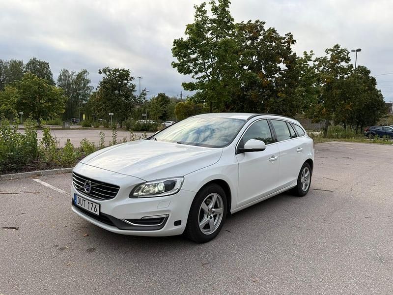 Begagnad 2015 Volvo V60 Momentum Kombi | 59 500 kr (Superpris) - Bild 1/4