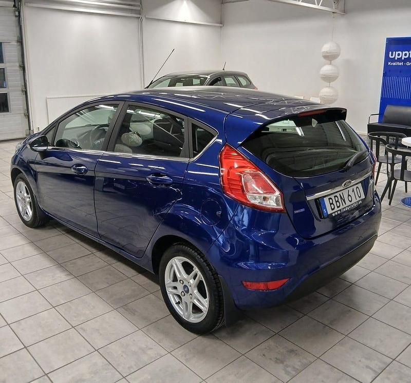 Begagnad Ford Fiesta Titanium 80 HK (58 kW) 2014 Deep impact blue met Halvkombi