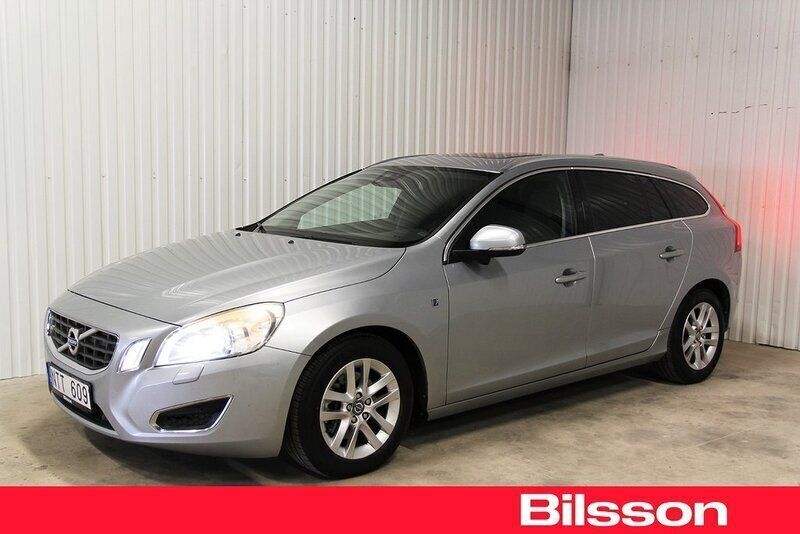Silver Begagnad 2012 Volvo V60 Momentum Kombi | 99 900 kr (Marknadspris) - Bild 1/4