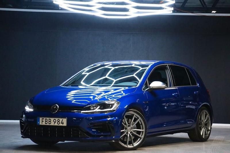 Blå Begagnad 2018 VW Golf VII R Halvkombi | 279 900 kr (Dyr) - Bild 1/4