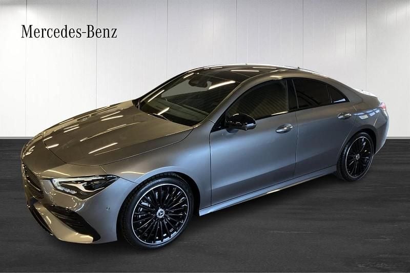 Ny 2025 Mercedes CLA200 AMG Sportkupé | 443 100 kr - Bild 1/4