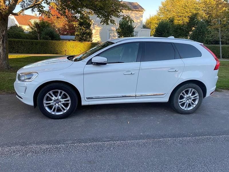 Vit Begagnad 2015 Volvo XC60 Summum SUV | 139 500 kr (Marknadspris) - Bild 1/4