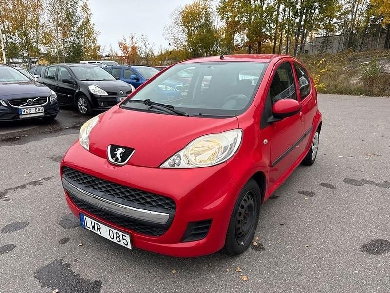 Röd Begagnad 2011 Peugeot 107 Halvkombi | 49 900 kr (Marknadspris) - Bild 1/4