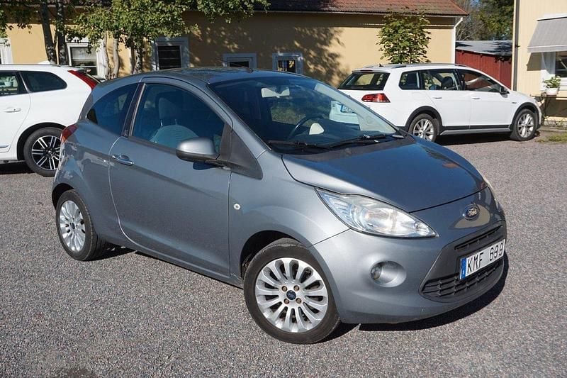Grå Begagnad 2011 Ford Ka Titanium Halvkombi | 34 900 kr (Marknadspris) - Bild 1/4
